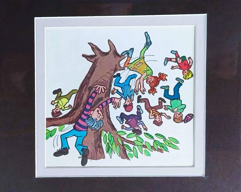 Puede incluir: Ilustraci&oacute;n enmarcada que representa una escena de dibujos animados de ni&ntilde;os cayendo de un &aacute;rbol. La obra presenta un tronco de &aacute;rbol marr&oacute;n, hojas verdes y ni&ntilde;os con atuendos coloridos. La imagen est&aacute; sobre un fondo blanco.