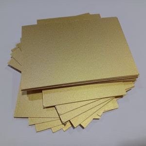 以下が含まれることがあります： 金色の厚紙の束。紙は上品な光沢があり、クラフトプロジェクトに最適です。
