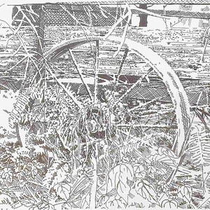 Può includere: Illustrazione in bianco e nero di una vecchia ruota di carro, parzialmente nascosta dal fogliame. I raggi e il cerchione della ruota sono visibili, sullo sfondo di una struttura in legno usurata e vegetazione incolta. L'opera ha un aspetto rustico e vintage.