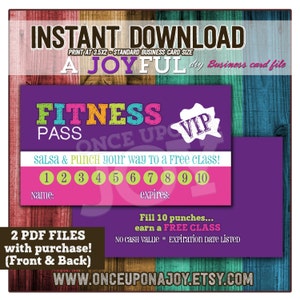 Può includere: Carta di passaggio fitness stampabile viola e rosa con il testo "Fitness Pass" in lettere colorate. La carta ha una carta perforata con 10 spazi e il testo "Salsa & Punch your way to a free class!"  La carta ha anche il testo "Fill 10 punches... earn a FREE CLASS" e "No cash value * Expiration date listed".
