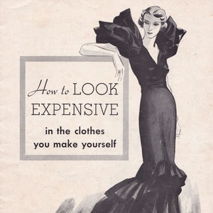 Op de afbeelding: Een zwarte jurk met een geruite rok en een grote strik op de schouder. De tekst "How to LOOK EXPENSIVE in the clothes you make yourself" staat in een kader bovenaan de afbeelding. De tekst "It's all a matter of fashion-right details HERE'S HOW EXPERTS DO THEM" staat in een kader onderaan de afbeelding. De tekst "blue hours atelier" staat onderaan de afbeelding.
