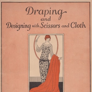 Puede incluir: Una ilustración de portada de libro vintage con una mujer con un vestido floral blanco y negro sosteniendo unas tijeras. El texto de la portada dice "Draping and Designing with Scissors and Cloth" y "Published by Woman's Institute of Domestic Arts & Sciences, Inc. Scranton, Penna."