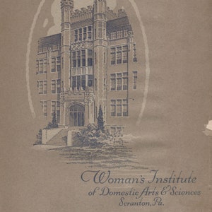 Puede incluir: Una ilustración en blanco y negro de un edificio con una gran entrada arqueada. El edificio tiene una torre alta y estrecha a cada lado y muchas ventanas. El texto "Woman's Institute of Domestic Arts & Sciences Scranton, Pa." está debajo de la ilustración. El texto "Ribbon Trimmings Part Four 107 D" está en la parte inferior de la imagen.