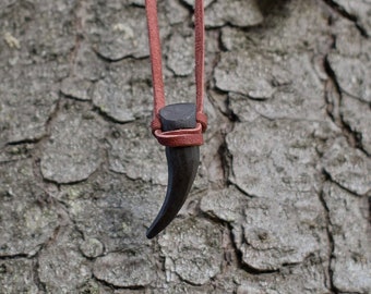 Pendentif en forme de dent d'ours/de loup de l'ère viking en fer noir forgé à la main, livré avec un cordon pour bijoux.