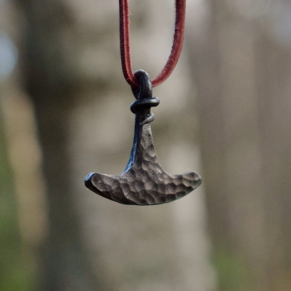 Handgeschmiedete Ukko-Hammer-Halskette aus der Wikingerzeit, wird mit Schmuckkordel geliefert