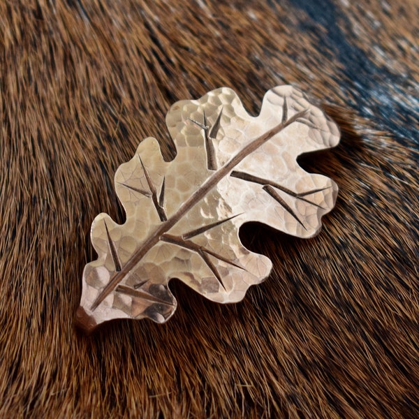 Broche feuille de chêne en bronze forgé