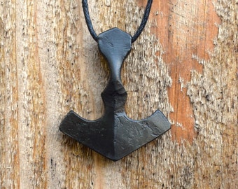 Collar Mjolnir moderno de tamaño mediano / Colgante de hierro forjado negro con forma de martillo de Thor / Amuleto vikingo
