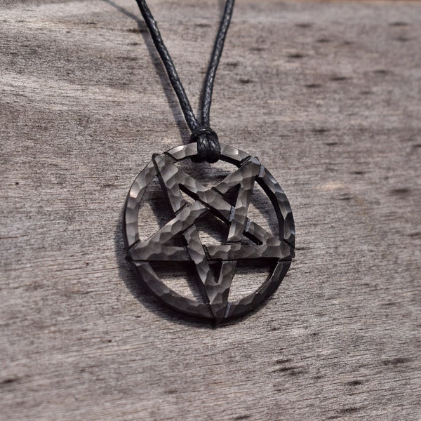 Amulette pentagramme en acier forgé et métal noir, vendue avec un cordon pour bijoux