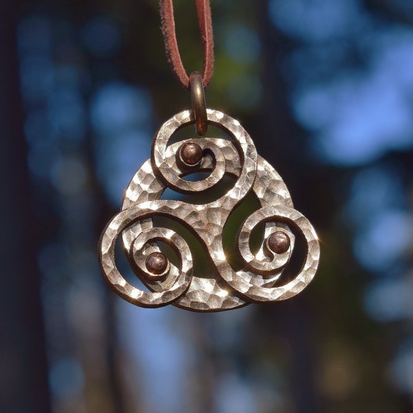 Ciondolo Triskelion celtico in bronzo, venduto con filo di pelle di renna