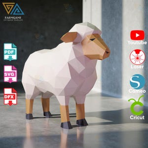 Puede incluir: Una oveja de papel geométrica con cuerpo blanco, cara y patas color beige y pezuñas negras. La oveja es una plantilla de papel DIY de Farmgami. La imagen incluye iconos para archivos PDF, SVG y DFX, junto con logotipos de YouTube, Laser, Cameo y Cricut.
