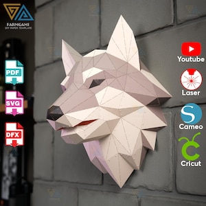 Puede incluir: Una cabeza de lobo geométrica de papel en tonos grises y blancos, montada en una pared de ladrillos grises. La obra de arte es una plantilla de papel DIY, con opciones de archivos PDF, SVG y DFX. El logotipo de Farmgami está en la esquina superior izquierda.