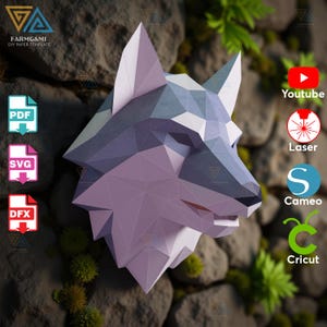 以下が含まれることがあります： グレーとラベンダーの色合いの幾何学的なペーパークラフトのオオカミの頭が石壁に設置されています。画像には、PDF、SVG、DFXファイル形式のアイコンと、YouTube、Laser、Cameo、Cricutのロゴが含まれています。Farmgamiのロゴが上部にあります。