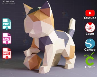 Op de afbeelding: Een geometrische papieren kat met een patchwork ontwerp in wit, beige, grijs en paars, die een geometrische bal vasthoudt. De afbeelding bevat pictogrammen voor PDF-, SVG- en DFX-bestanden, samen met YouTube-, Laser-, Cameo- en Cricut-logo's.