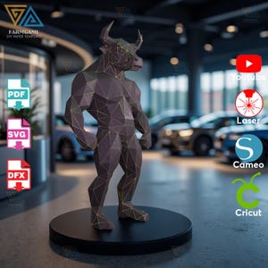 Könnte beinhalten: Eine geometrische Papier-Bullenstatue in Braun- und Goldtönen, die auf einem schwarzen, kreisförmigen Sockel steht. Die Statue hat ein polygonales Design und wird in einem Ausstellungsraum gezeigt. Der Text "FARMGAMI DIY PAPER TEMPLATE" ist enthalten.