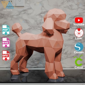 Puede incluir: Escultura geométrica de papel de un caniche en tono marrón claro. El perro está construido a partir de numerosas formas triangulares y poligonales, lo que le da una apariencia moderna y angular. La imagen incluye iconos para los formatos de archivo PDF, SVG y DFX, junto con los logotipos de YouTube, Laser, Cameo y Cricut.