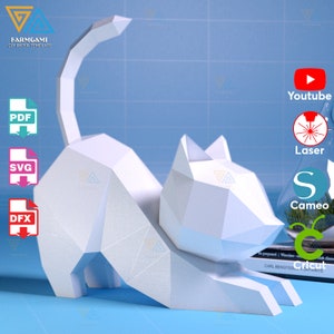 Peut inclure: Modèle de chat en papier blanc en position recroquevillée. Le modèle est fait de papier plié et a un design géométrique. Le chat est assis sur une surface bleue. L'image comprend également des icônes pour PDF, SVG, DFX, Youtube, Laser, Cameo et Cricut.