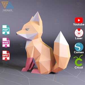 Pode incluir: Uma raposa de papel geométrica em tons de laranja, rosa e branco. A raposa está sentada com a cauda levantada. A imagem inclui o texto "FARMGAMI DIY PAPER TEMPLATE" e ícones para arquivos PDF, SVG e DFX, juntamente com os logotipos do YouTube, Laser, Cameo e Cricut.