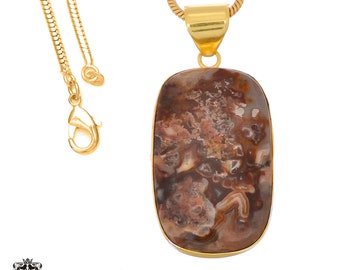 Puede incluir: Un collar de cadena de oro con un colgante que presenta una piedra de ágata grande de forma ovalada con patrones marrones, blancos y rojos.