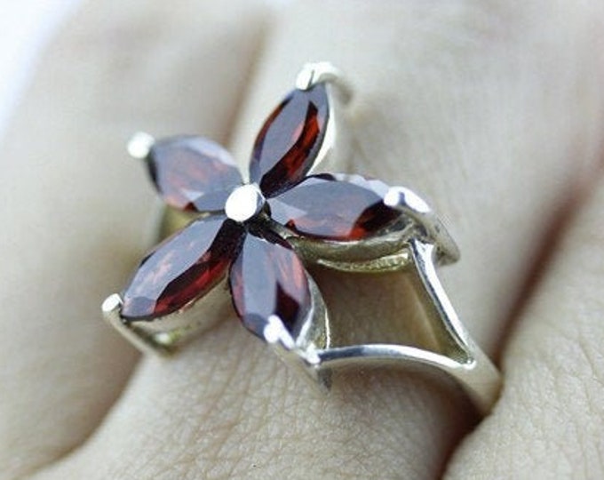 Size 7 GARNET FLOWER PATTERN Fine 925 Sterling Silver Ring (Nickel Free) r23