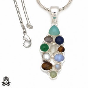 Puede incluir: Un collar de plata con un colgante que presenta un grupo de piedras preciosas de colores, incluyendo piedras verdes, azules, marrones, blancas y grises.