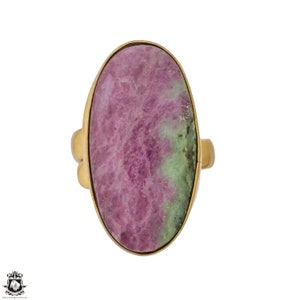 Puede incluir: Un anillo de oro con una gran piedra preciosa ovalada de color verde y rosa.