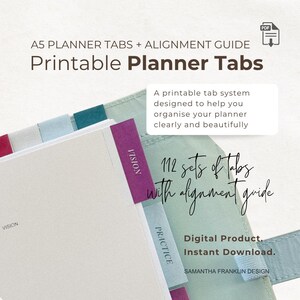 Op de afbeelding: Een set printbare A5-planner-tabbladen en een uitlijningsgids. De tabbladen zijn in diverse kleuren zoals paars, blauwgroen en lichtblauw, met tekstlabels zoals VISION en PRACTICE. Het digitale product bevat 112 sets tabbladen voor planning.