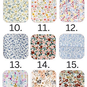 Pu&ograve; includere: Una collezione di quindici campioni di tessuto, ciascuno con un motivo floreale unico. I motivi includono vari colori come blu, rosa, rosso e giallo, su sfondo bianco. I campioni sono numerati da 7 a 15.
