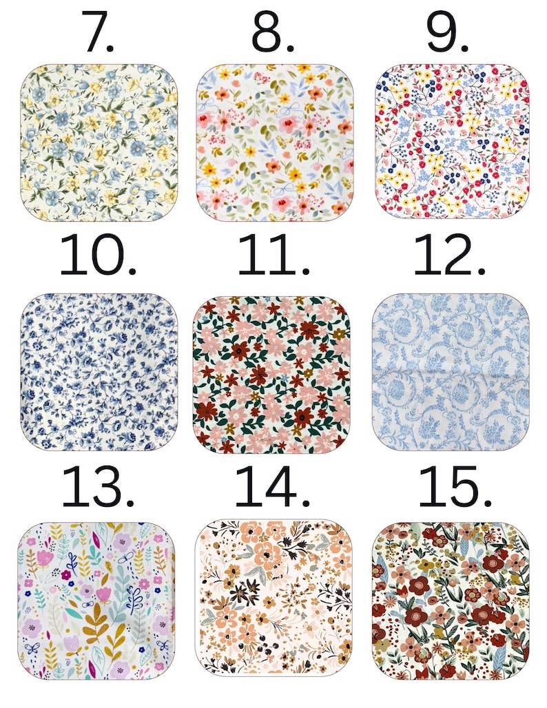 Pu&ograve; includere: Una collezione di quindici campioni di tessuto, ciascuno con un motivo floreale unico. I motivi includono vari colori come blu, rosa, rosso e giallo, su sfondo bianco. I campioni sono numerati da 7 a 15.