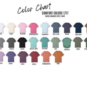 Pu&ograve; includere: Tabella colori di t-shirt unisex Comfort Colors 1717 tinto in capo. La tabella mostra una variet&agrave; di colori, tra cui bianco, avorio, rosa, rosso, blu, denim, blu navy, marrone, grigio, nero, menta, verde, smeraldo, viola e arancione.
