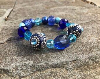 Elastic raindrop blue beaded bracelet