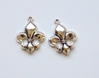 BULK 50 Fleur de lis charms tibetan silver WT4