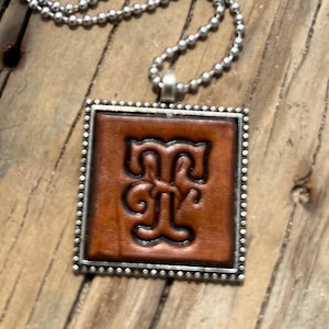 Collana con ciondolo in pelle con iniziale a forma di lettera &quot;T&quot;