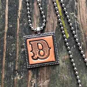 Collar con colgante de cuero con inicial "D" en bloque occidental, collar con inicial, joyería de cuero, regalos para vaqueras, joyería occidental, collar de vaquera