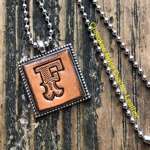 Collar con colgante de cuero con inicial de letra F del oeste, joyería de cuero, joyería del oeste, collar de vaquera, collar con inicial F
