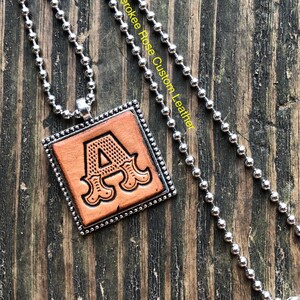 Collar con colgante de cuero con inicial "A" en bloque occidental, joyería occidental, collar de vaquera, collar con inicial, joyería de cuero, regalos para vaqueras