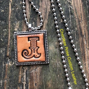 Collar con colgante de cuero con inicial "J" en bloque occidental, collar con letra J, vaquera, collar con inicial, joyería de cuero, regalos para vaqueras