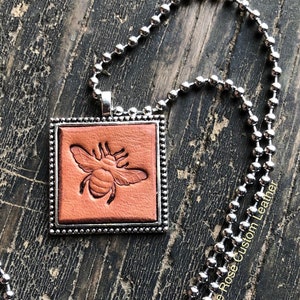 Collar con colgante de cuero con estampado de abeja de miel, joyería de cuero, joyería de abejorro, collar de vaquera, regalos para vaqueras, collar de cuero