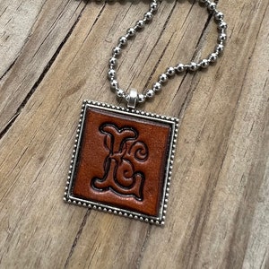 Collar con colgante de cuero con la inicial "L" y la letra en espiral