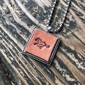 Collier pendentif cheval en cuir estampé fait main : bijoux western cow-girl