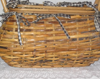 Cesta de picnic de madera grande vintage de los años 70/Cesta de picnic con forro de tela con lazo azul/Cesta de picnic con doble asa de madera