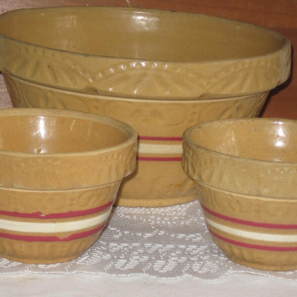 Vintage Kitchen Mixing Bowl Set/Large and Small Beige Red and White Band