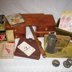 Caixa misteriosa de itens dos anos sessenta e setenta/pequeno vaso verde/cartões Roko/cômoda de brinquedo de madeira/cofre de coruja de cerâmica/pequena prensa de biscoitos/colecionável