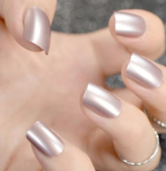 white pearl color nails｜TikTok Search