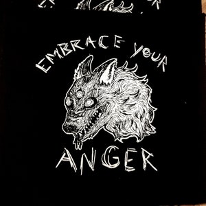 Peut inclure: Patch brodé noir et blanc avec une tête de loup et le texte "Embrace Your Anger".