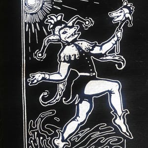 Jester Opossum - dummer Kerl - Joker Critter Originaldesign im Siebdruckverfahren auf schwarzer Leinwand