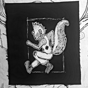 Op de afbeelding: Zwart-witte illustratie van een rennende cartoon-eekhoorn met een stekelige mohawk, die een overall draagt en een enkele zwarte vlek op zijn lichaam heeft. De afbeelding is op een zwarte achtergrond.