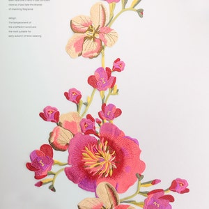 Könnte beinhalten: Gestickte Blumenapplikation mit rosa, roten und gelben Blüten. Die Blüten sind in einer Gruppe angeordnet und haben einen zarten, femininen Look. Die Applikation ist perfekt, um jedem Projekt einen Hauch von Eleganz zu verleihen.