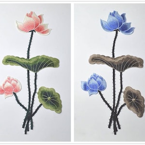 Könnte beinhalten: Gestickte Lotusblumen-Aufnäher in Rosa und Blau. Jeder Aufnäher zeigt eine detaillierte Blume, grüne Blätter und einen dunklen Stiel. Die Aufnäher sind vor einem weißen Hintergrund angeordnet.