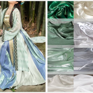 Puede incluir: Una colección de ocho muestras de tela en varios tonos de verde, blanco y gris. La tela es un material transparente e iridiscente con un brillo sutil.