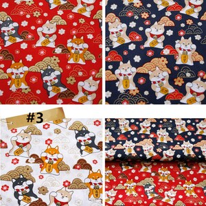 Puede incluir: Muestras de tela con patrones repetidos de perros Shiba Inu sosteniendo monedas de oro. Los fondos son rojo, azul marino, blanco y una mezcla de rojo y blanco. Ideal para costura o manualidades.